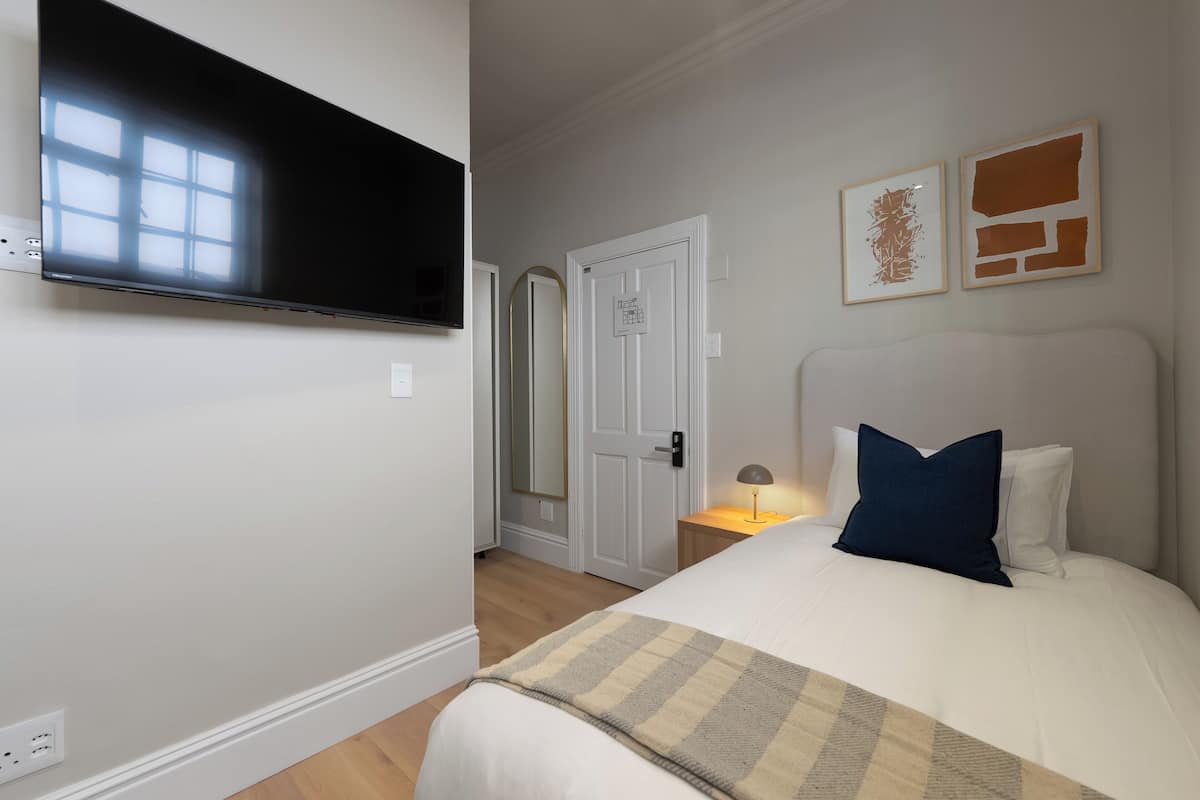 غرفة كلاسيكية للاستخدام الفردي | خزنة داخل الغرفة ومكتب ومساحة عمل للكمبيوتر المحمول وواي فاي مجانًا