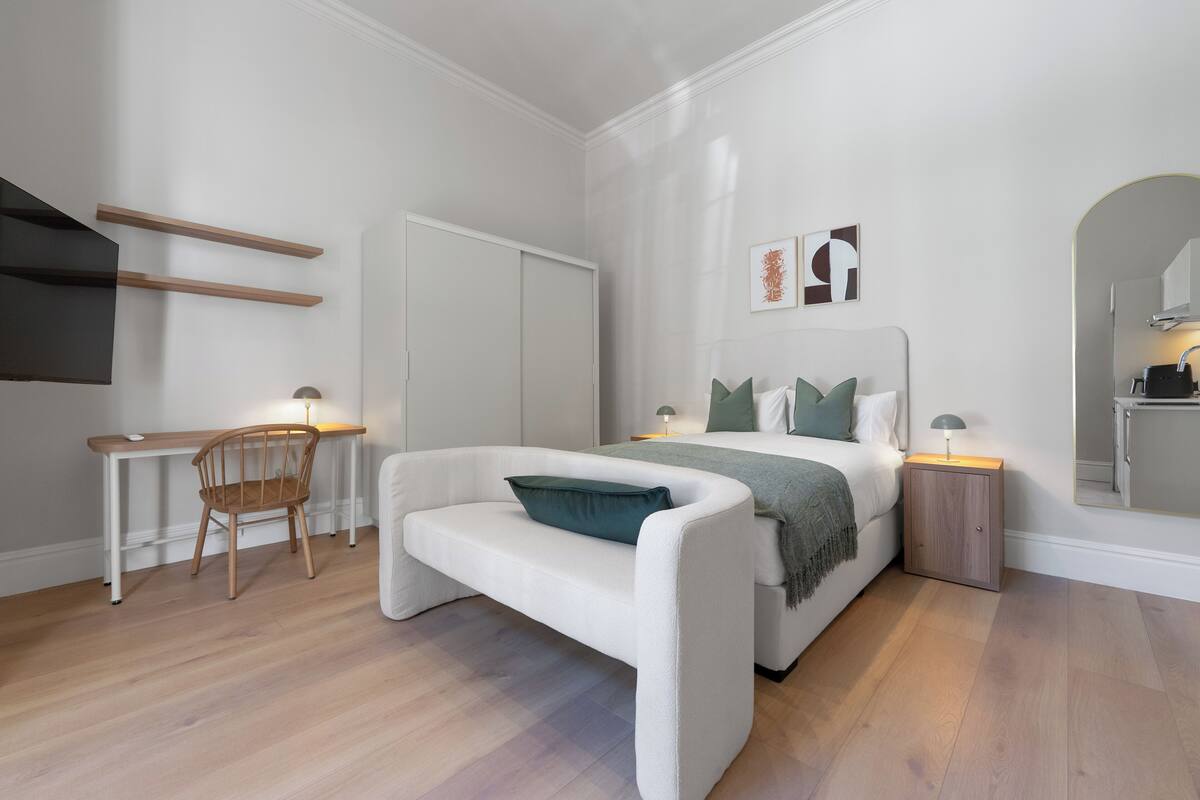 خزنة داخل الغرفة ومكتب ومساحة عمل للكمبيوتر المحمول وواي فاي مجانًا