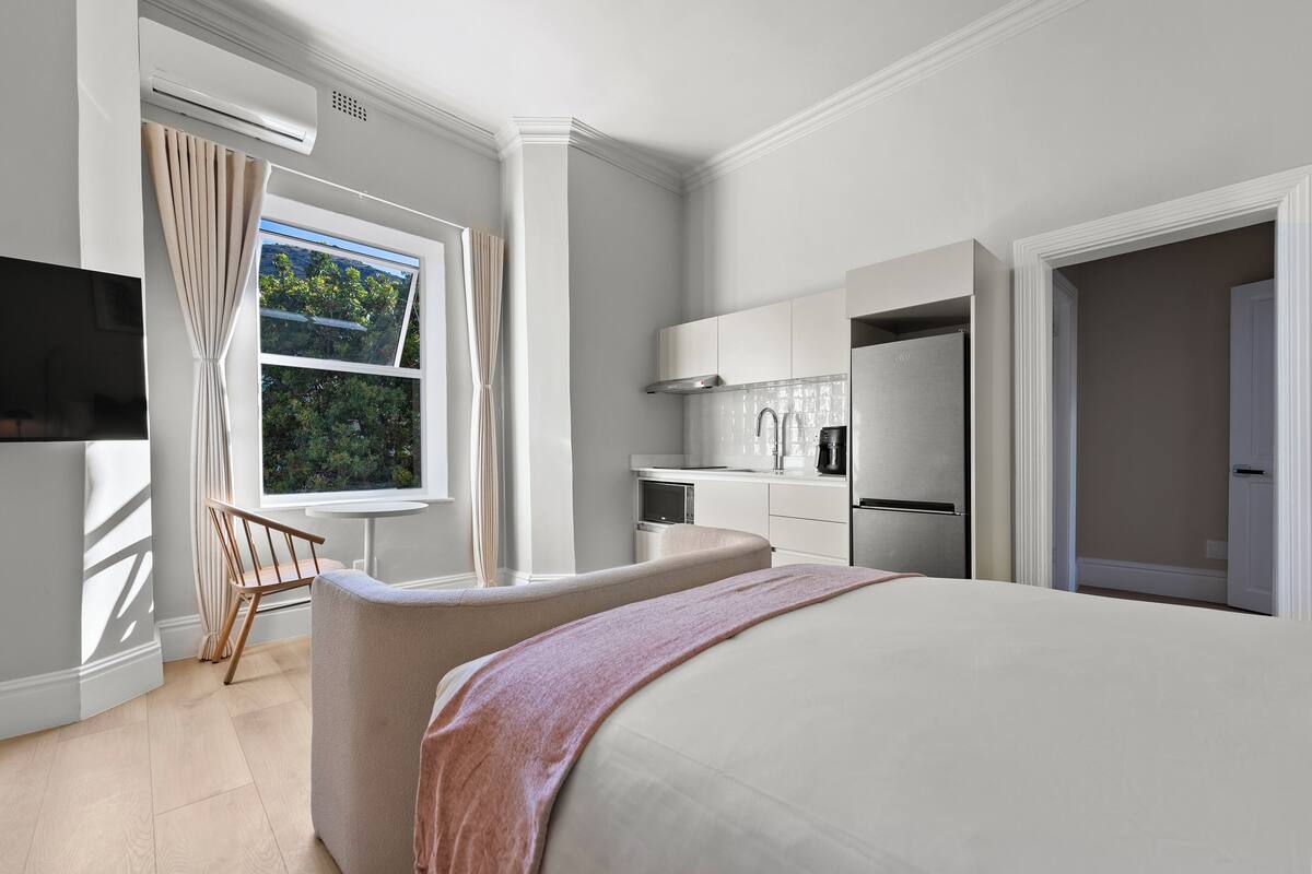 إستديو ديلوكس | خزنة داخل الغرفة ومكتب ومساحة عمل للكمبيوتر المحمول وواي فاي مجانًا