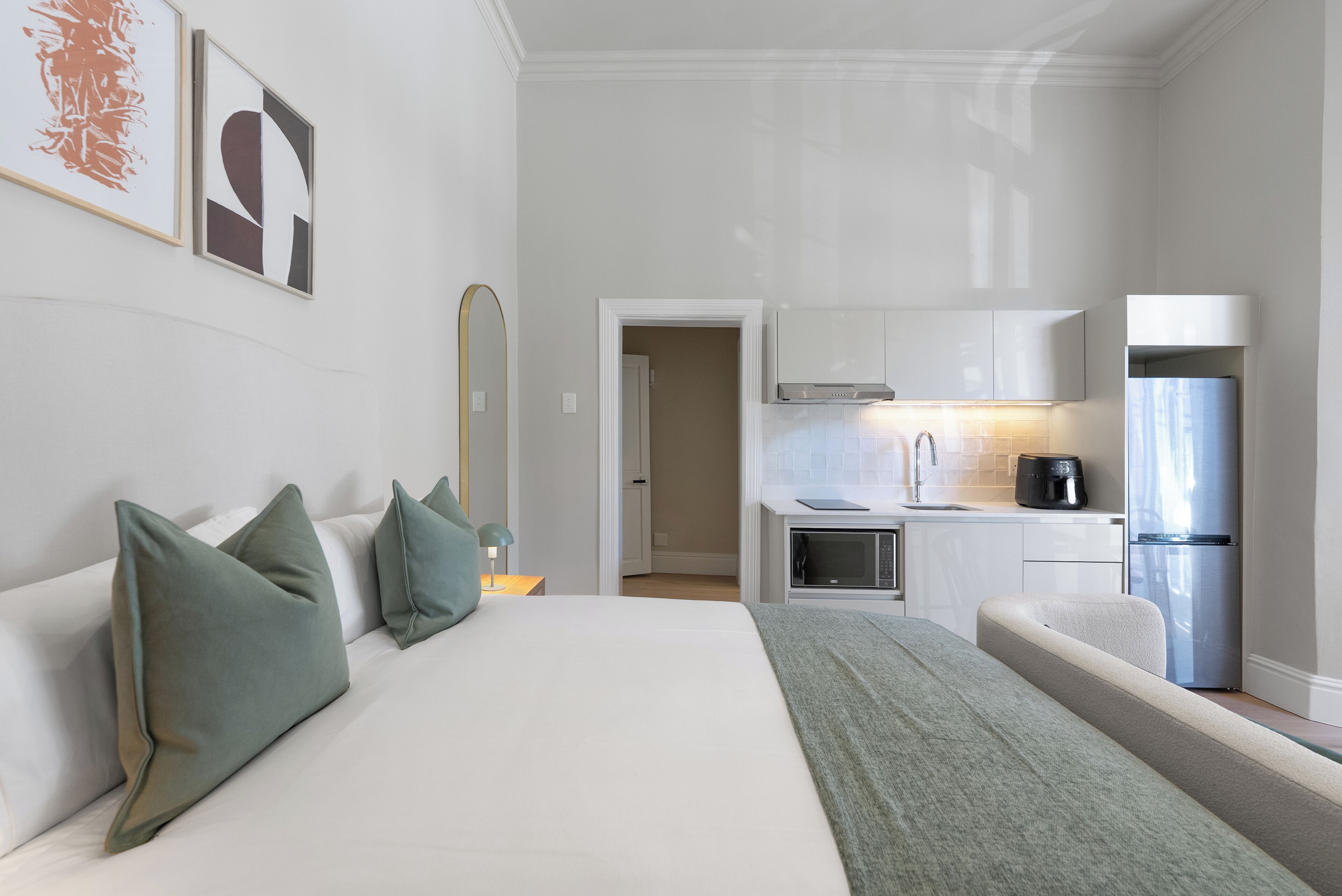 Studiosvit - uteplats | Eget kök | Kylskåp, mikrovågsugn, spishäll och vattenkokare