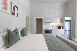 Studio Suite, Patio | Private kitchen | Fridge, microwave, stovetop, electric kettle