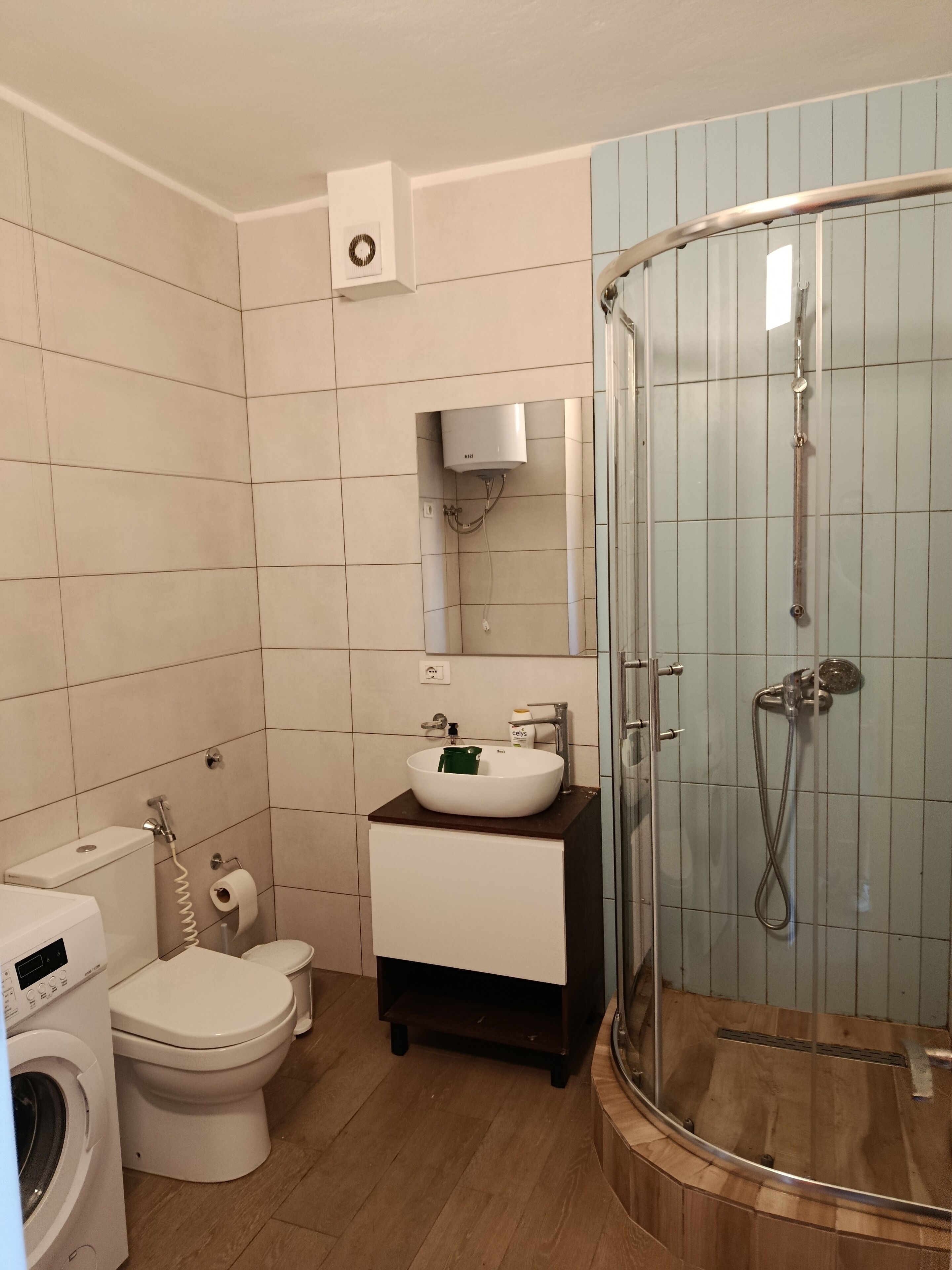 Deluxe Apartment | Bathroom | Shower, towels, soap, shampoo