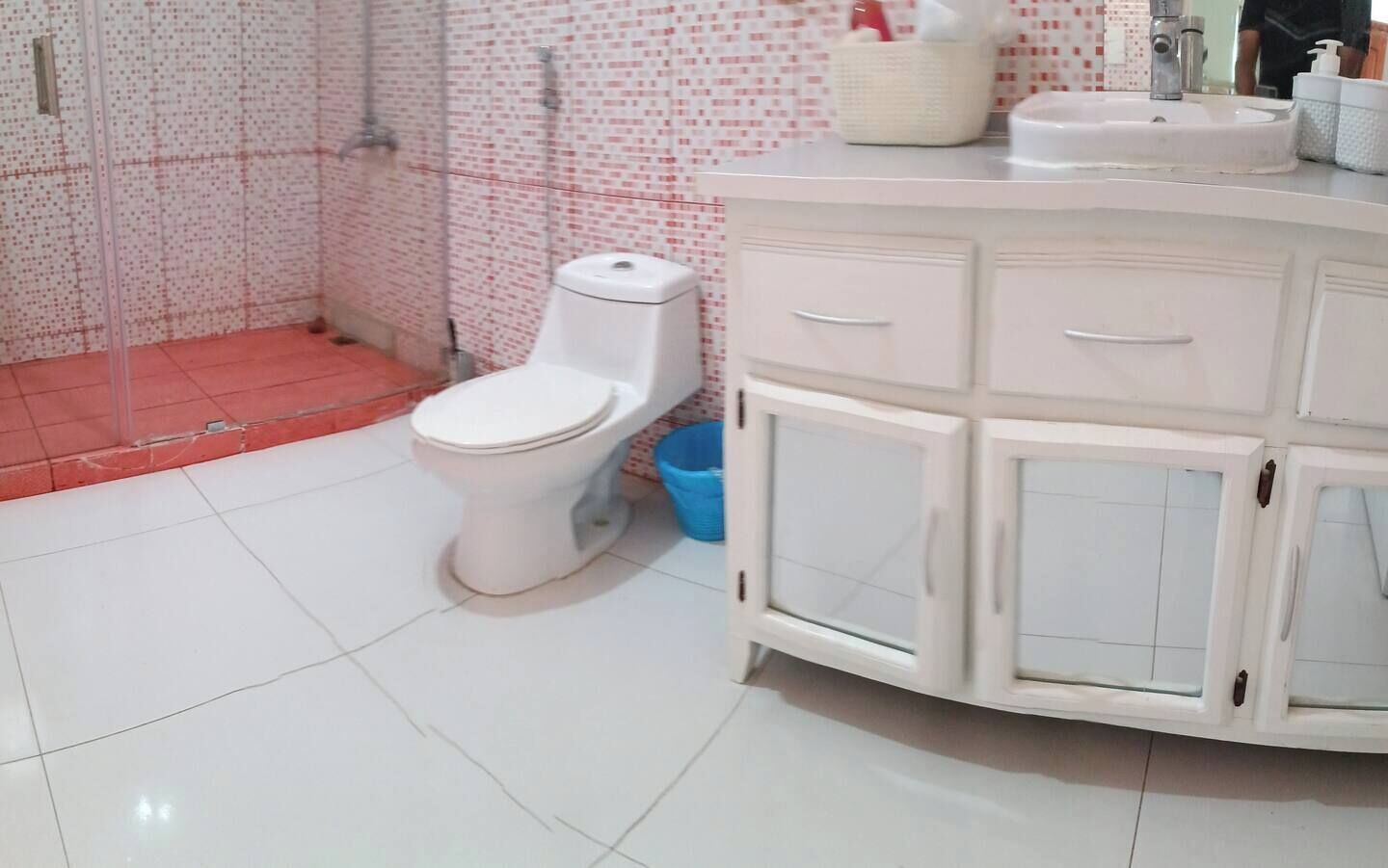 Een douche, handdoeken, zeep, toiletpapier