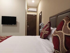 Habitación estándar con 1 cama doble o 2 individuales | Tabla de planchar con plancha y wifi gratis