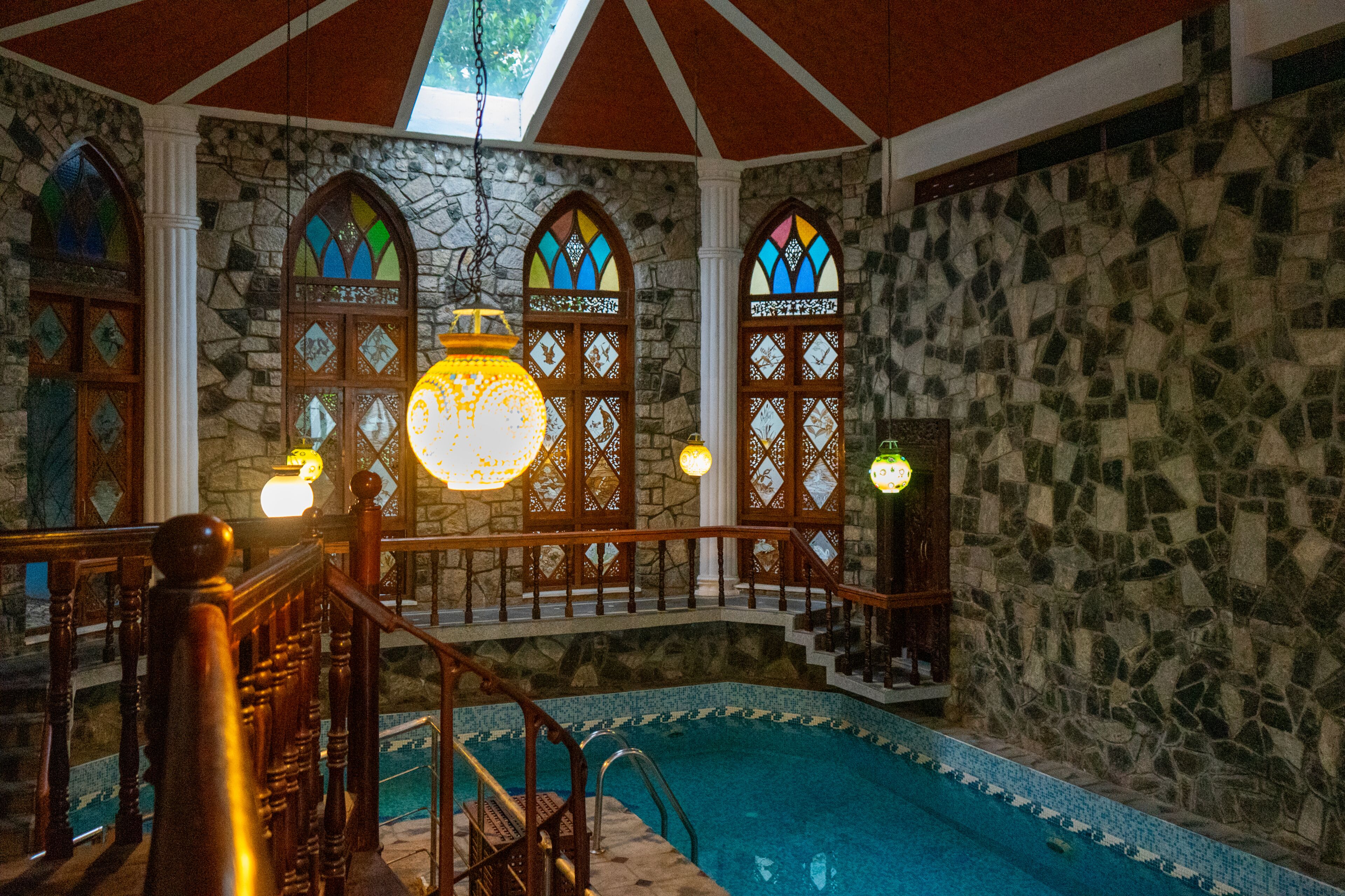 Una piscina cubierta