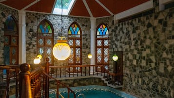 Una piscina cubierta