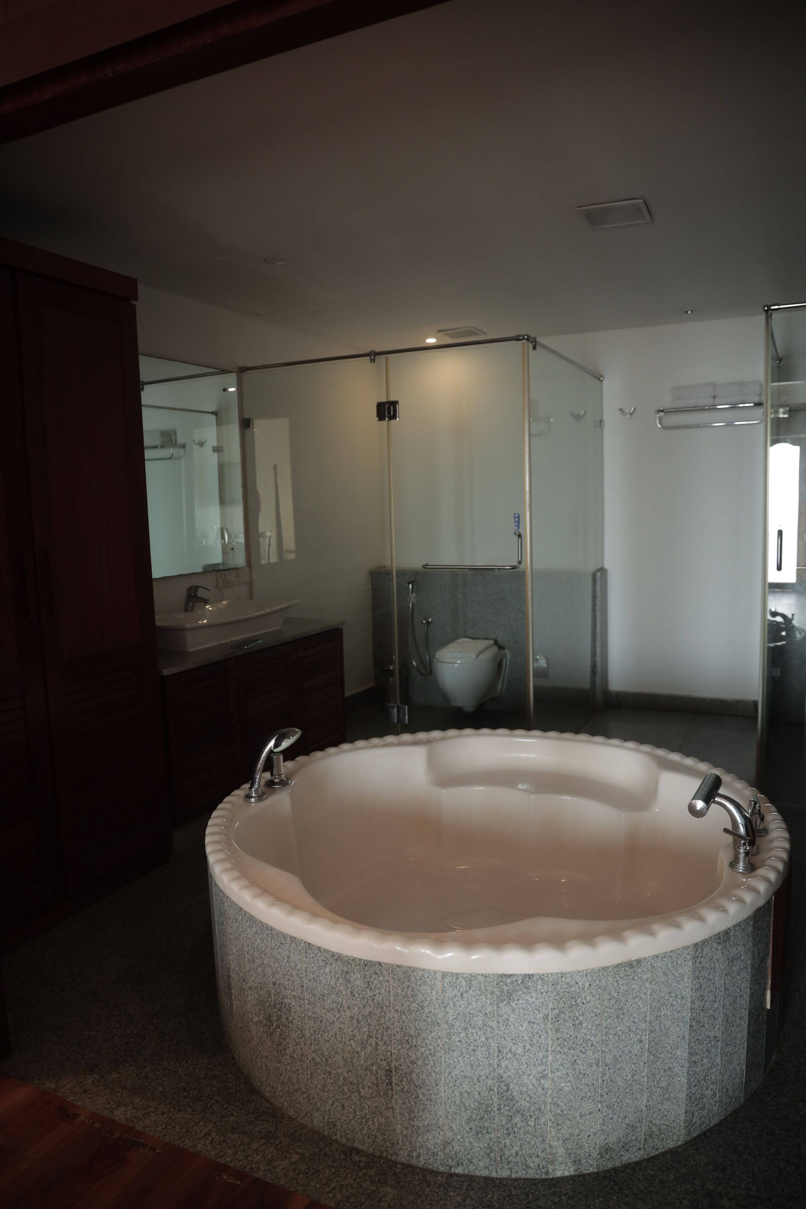 Ein modernes Badezimmer mit freistehender Badewanne, einer begehbaren Dusche und einem Waschtisch mit Spiegel.