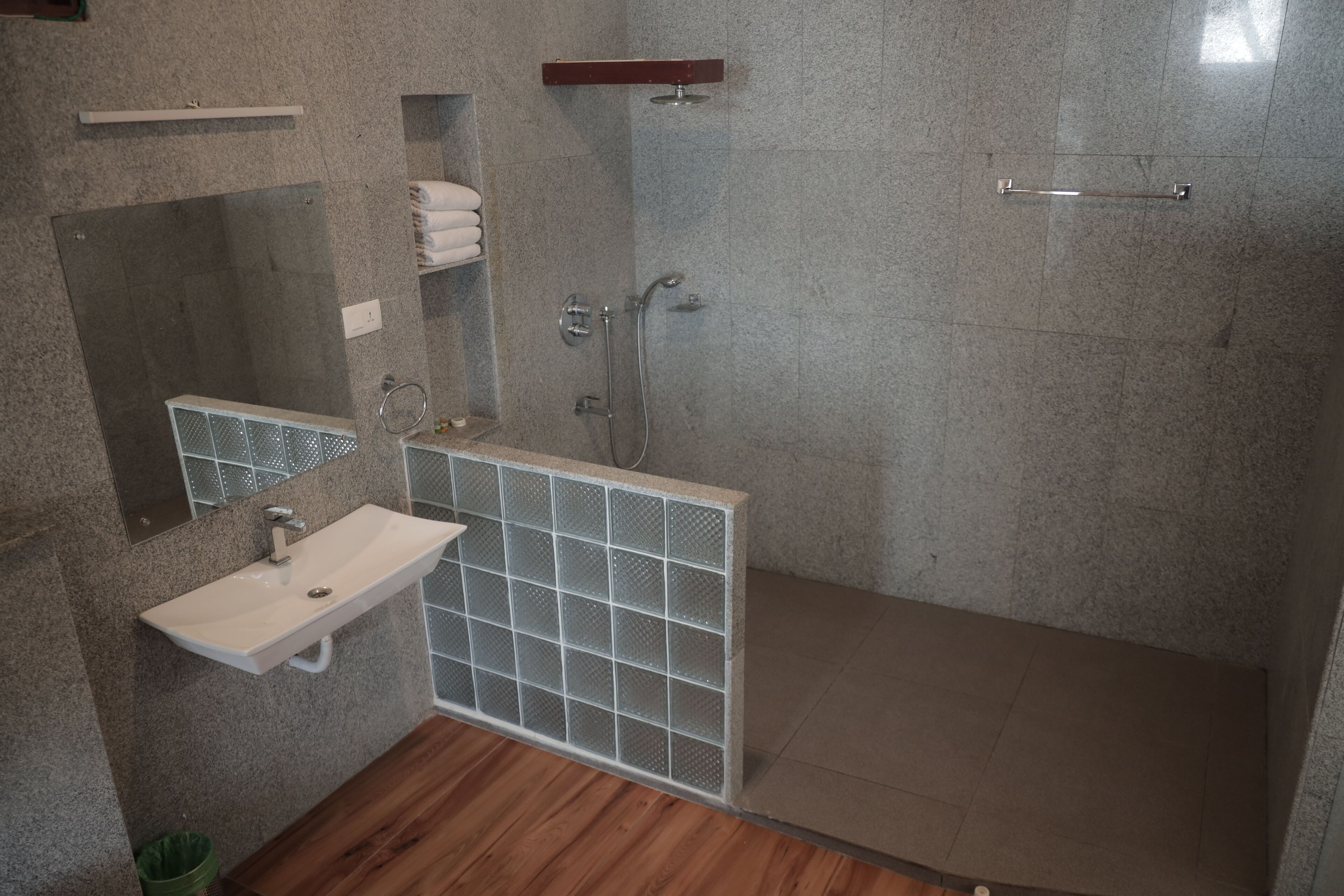 Un baño con ducha, lavabo y espejo.