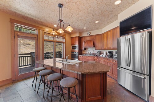 Ski-In/Ski-Out Condo with Outdoor Pool & Hot Tub!