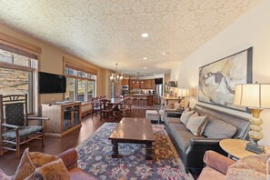 Smart TV, fireplace