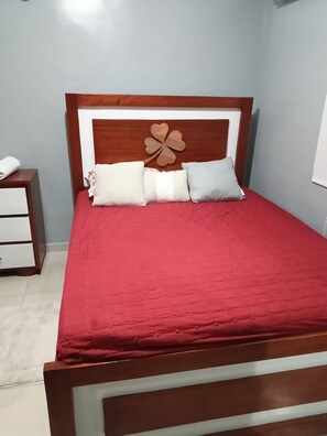 2 habitaciones, tabla de planchar con plancha, wifi y ropa de cama