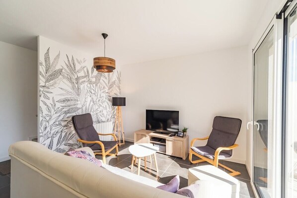 テレビ、暖炉、書庫、書斎 / ワークスペース