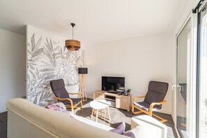 TV - Ty Menez: New house close to shops and beaches (Pordic)