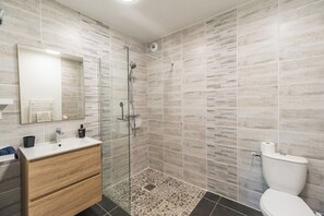 Douche, sèche-cheveux, serviettes fournies