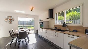 Microwave, stovetop, dishwasher, coffee/tea maker