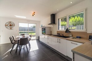 Microwave, stovetop, dishwasher, coffee/tea maker - Ty Menez: New house close to shops and beaches (Pordic)