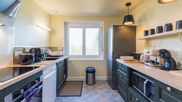 Frigorífico, microondas, horno y lavavajillas