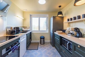 Frigorífico, microondas, horno y lavavajillas