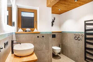 シャワー、ヘアドライヤー、タオル