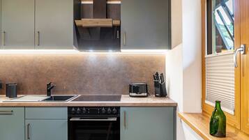 Kühlschrank, Mikrowelle, Ofen, Herdplatte