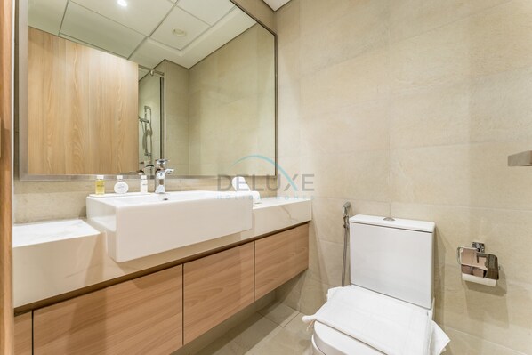 Dutxa, assecador de cabells, bidet i tovalloles 