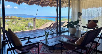 Villa JuPITER, Boracay, ocean view holiday home with pool