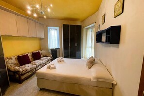 3 bedrooms, travel crib
