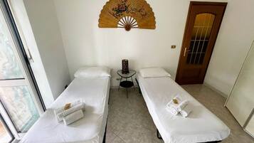 3 chambres, lit parapluie