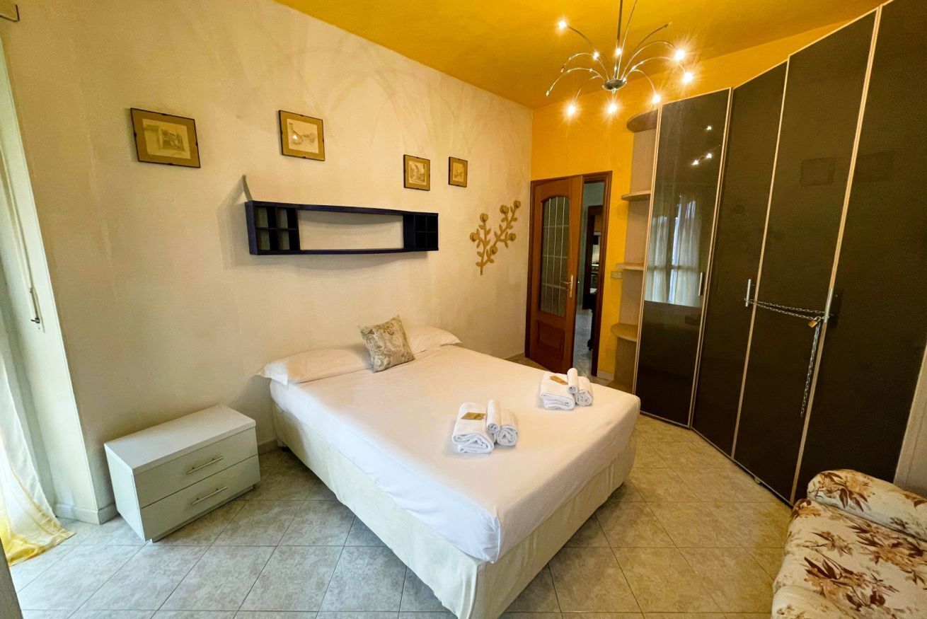 3 bedrooms, travel crib