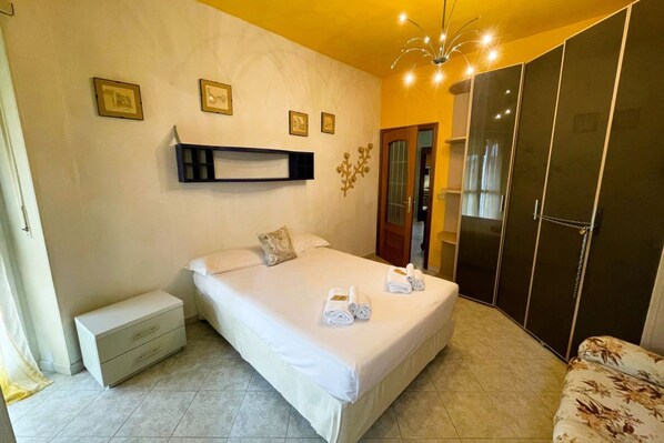 3 bedrooms, travel cot