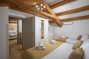 3 bedrooms, in-room safe, iron/ironing board, travel cot - Holiday house Katarina (Šajini)