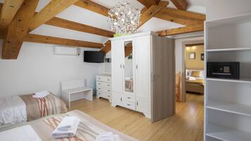 3 bedrooms, in-room safe, iron/ironing board, travel crib