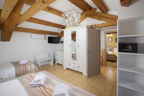 3 عدّة غرف نوم وخزنة داخل الغرفة ومكواة/لوح كي وسرير سفر