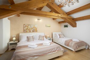3 Schlafzimmer, Zimmersafe, Bügeleisen/Bügelbrett, Reisekinderbett