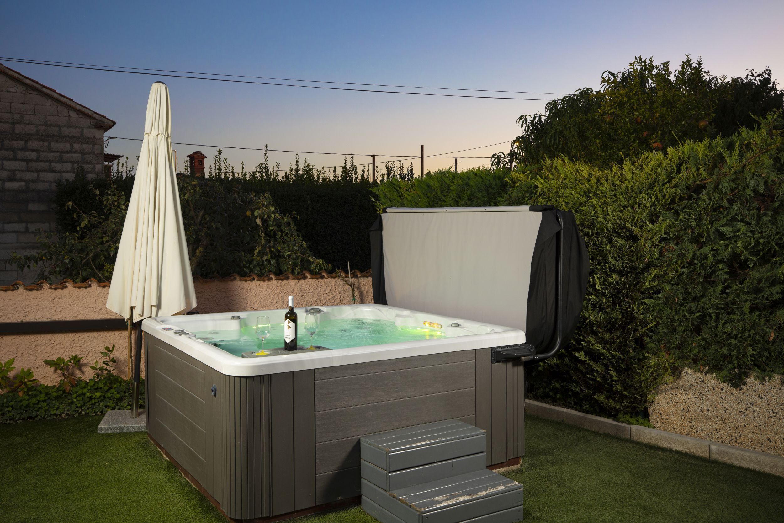 Outdoor spa tub