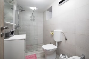 Douche, séchoir à cheveux, bidet, serviettes fournies