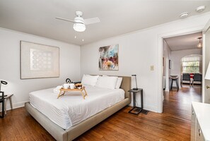 2 soverom, skrivebord, strykejern/-brett og reiseseng for barn