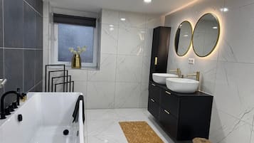 Dusche, Haartrockner, HandtĂŒcher