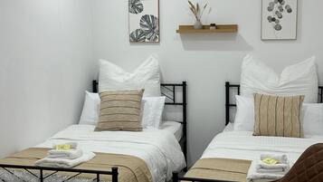 Tabla de planchar con plancha, wifi y ropa de cama