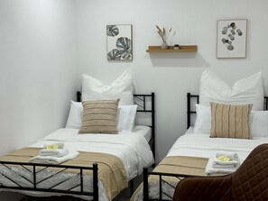 Tabla de planchar con plancha, wifi y ropa de cama 