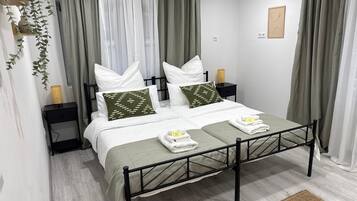 Planxa i posts de planxar, wifi i roba de llit