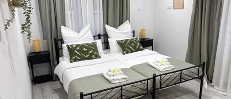 Tabla de planchar con plancha, wifi y ropa de cama