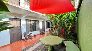 Quarto, vários quartos, para fumantes, vista para o jardim | Terraço/pátio