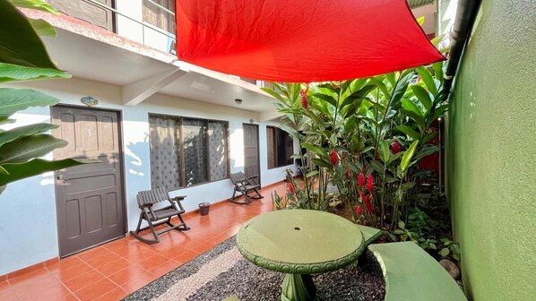 Habitación, varias habitaciones, para fumadores, vista al jardín | Terraza o patio