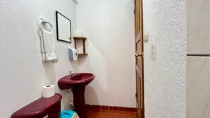 Room, Multiple Bedrooms, Smoking, Garden View | Bathroom