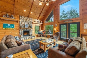 Smart-TV, Kamin, Videospiele, Tischfußball