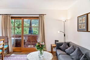 TV - Apartment 'Wettersteintraum' with Mountain View, Balcony and Wi-Fi (Mittenwald)