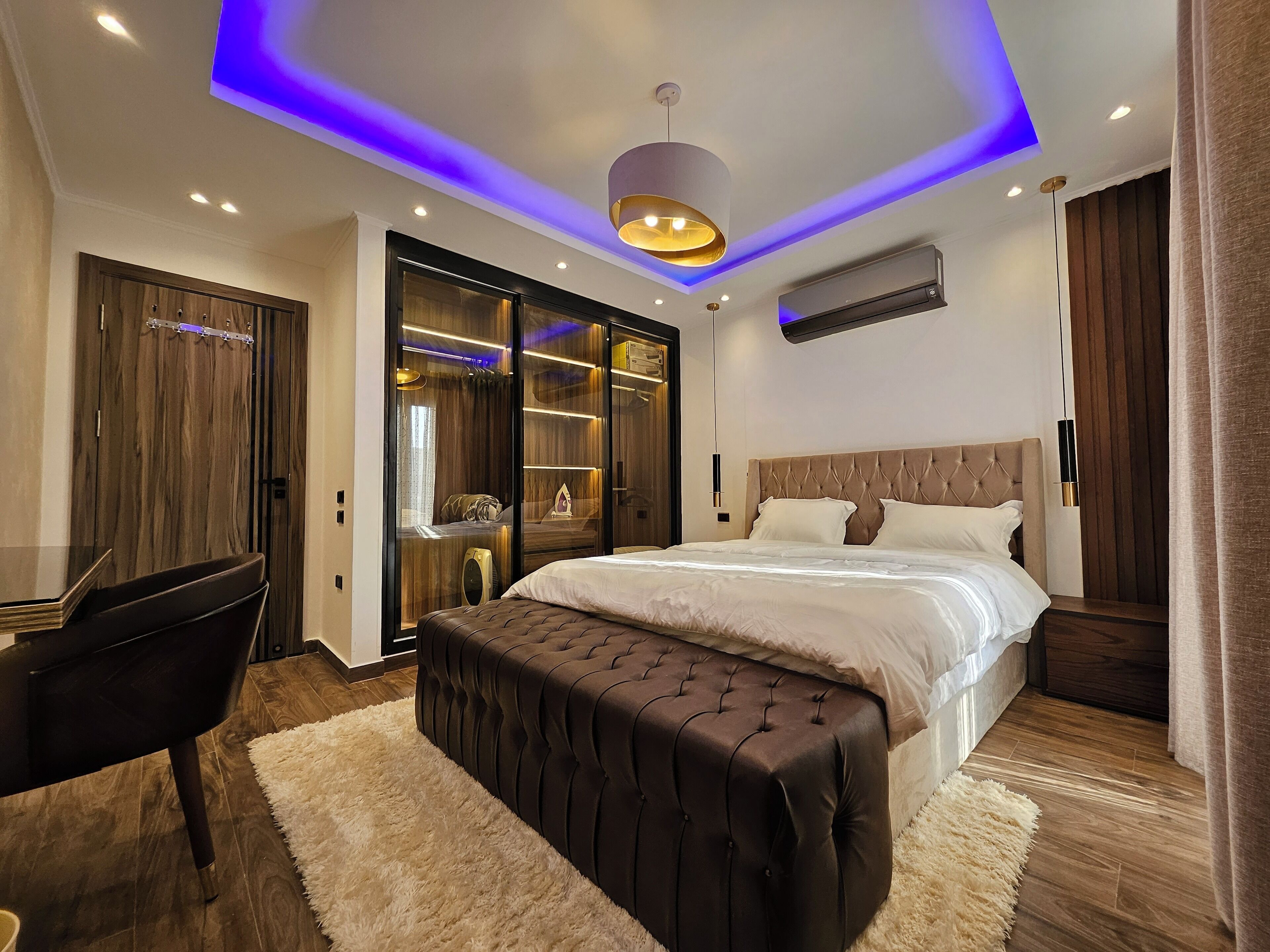 Bureau, fer et planche à repasser, Wi-Fi gratuit, draps fournis