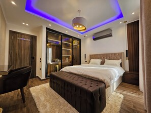 Bureau, fer et planche à repasser, Wi-Fi gratuit, draps fournis