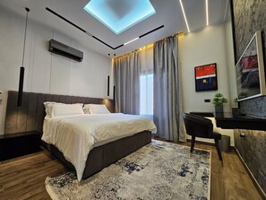 Escritorio, tabla de planchar con plancha, wifi gratis y ropa de cama